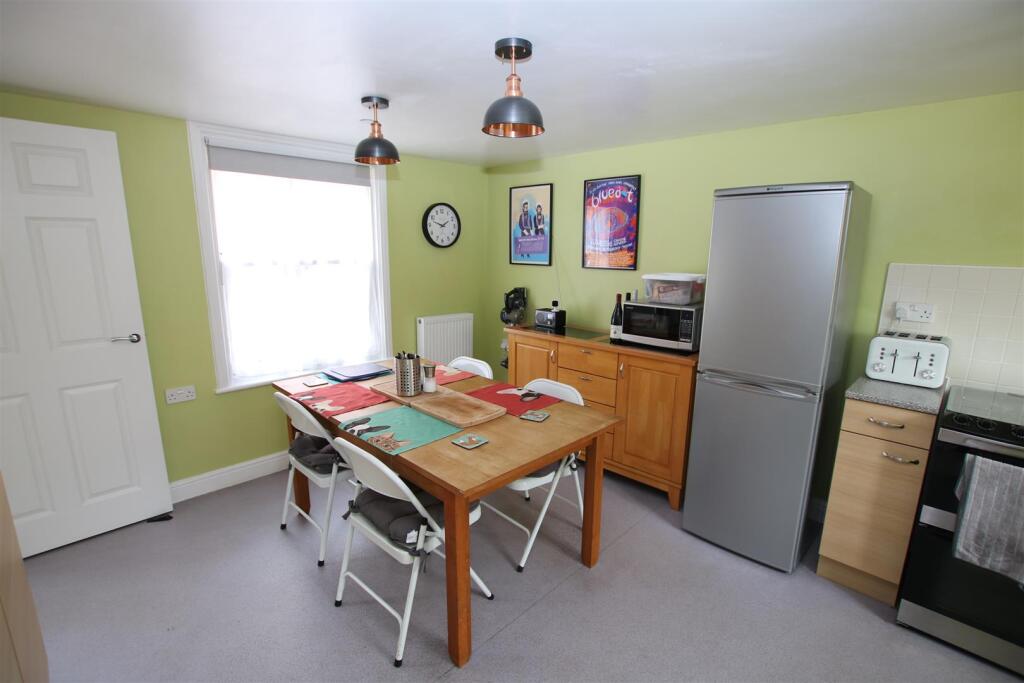 Kitchen Diner (2).JPG