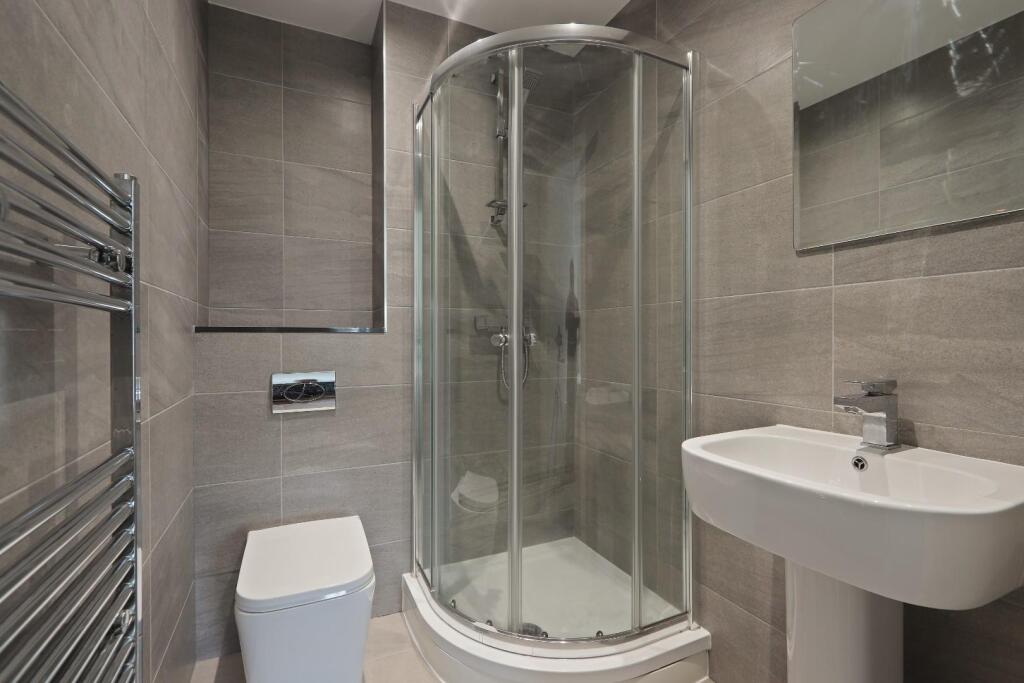 EN SUITE