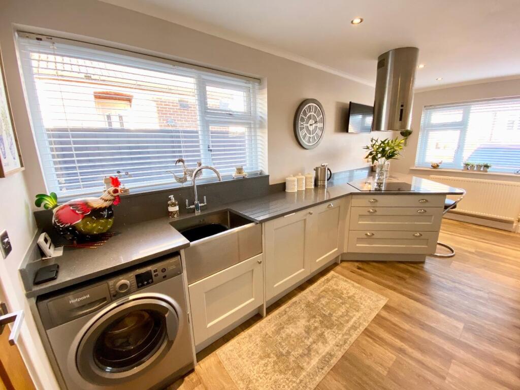 MODEN BREAKFAST KITCHEN