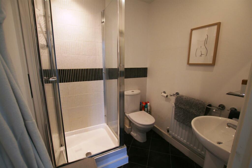 bevcourt,23ensuite.JPG