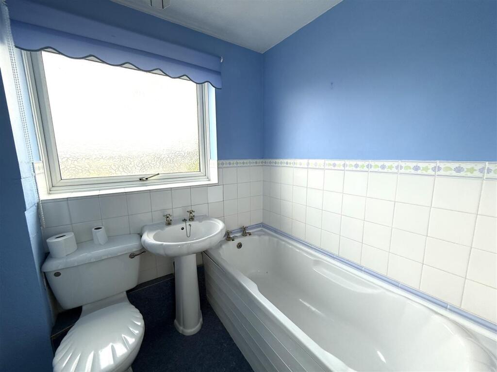 9 lanehead bathroom.jpeg