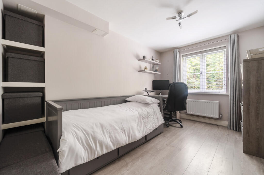 1374897-18-690b5b...