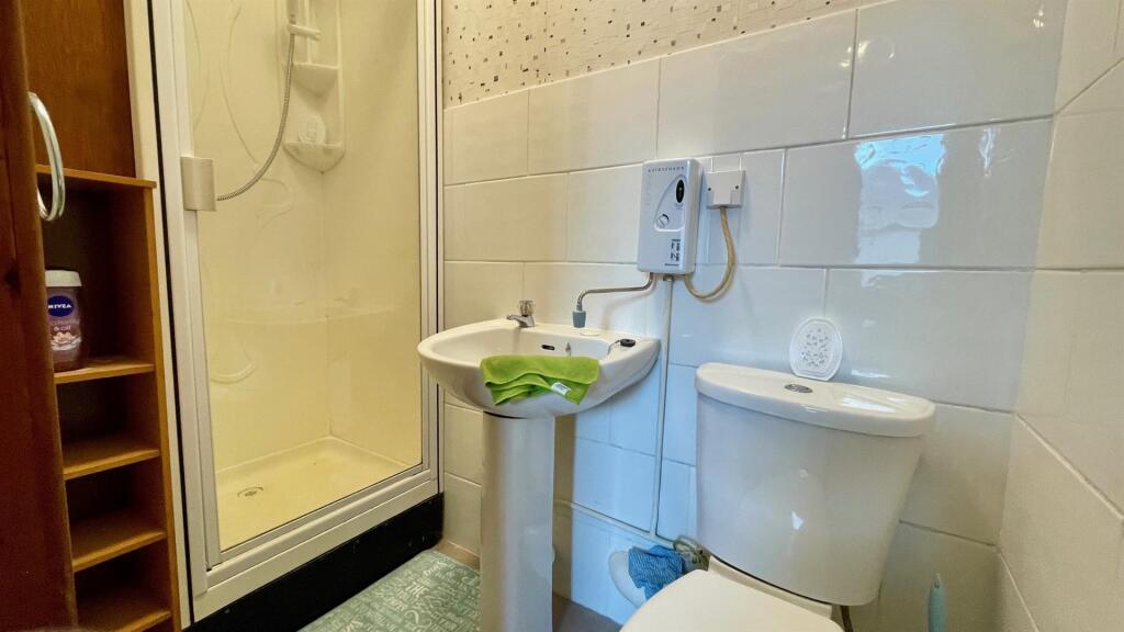 EN-SUITE 3 PIECE SHOWER ROOM