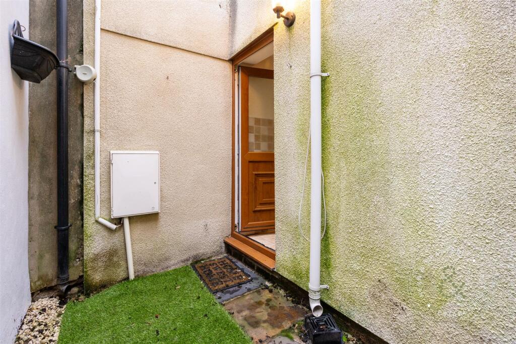 Cardiff Road, HernCrabtree (5).jpg