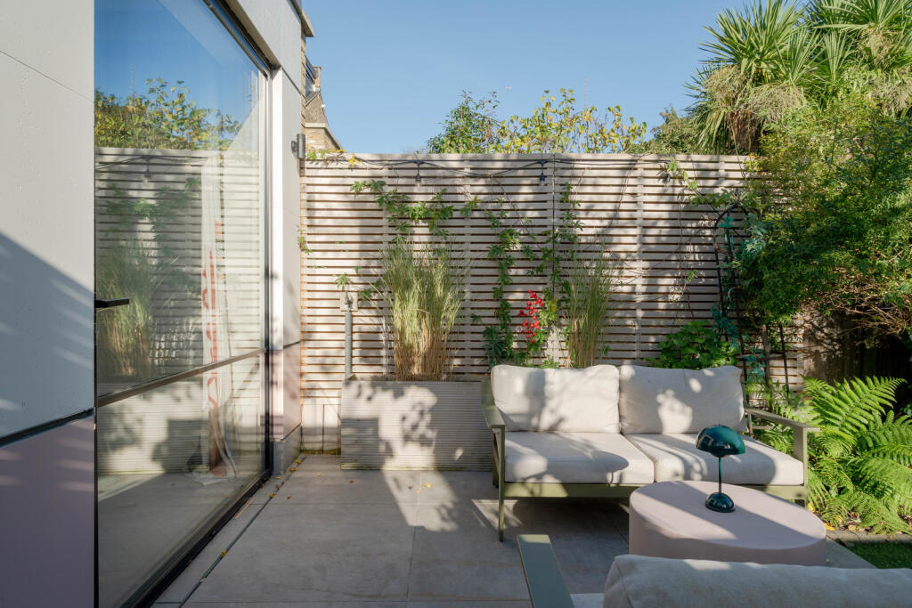 242631 - Wellington Road, London E11 - high res...