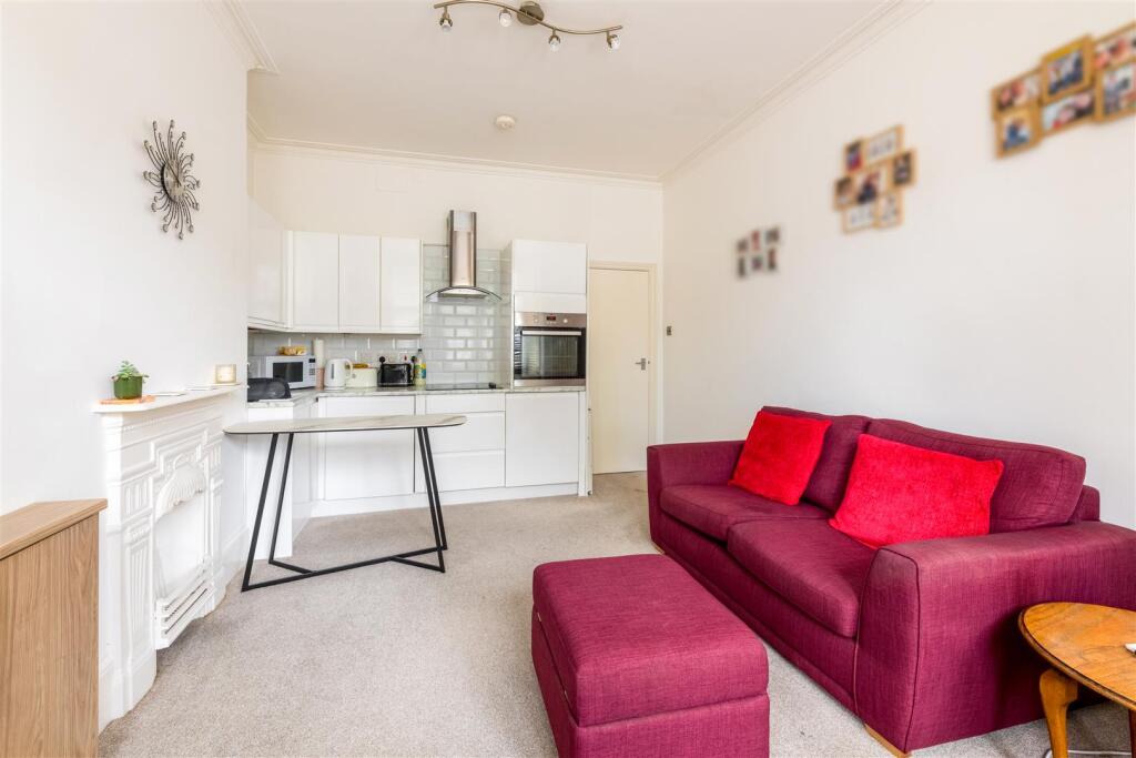 Flat 1, 76 Walsingham Road-3.jpg