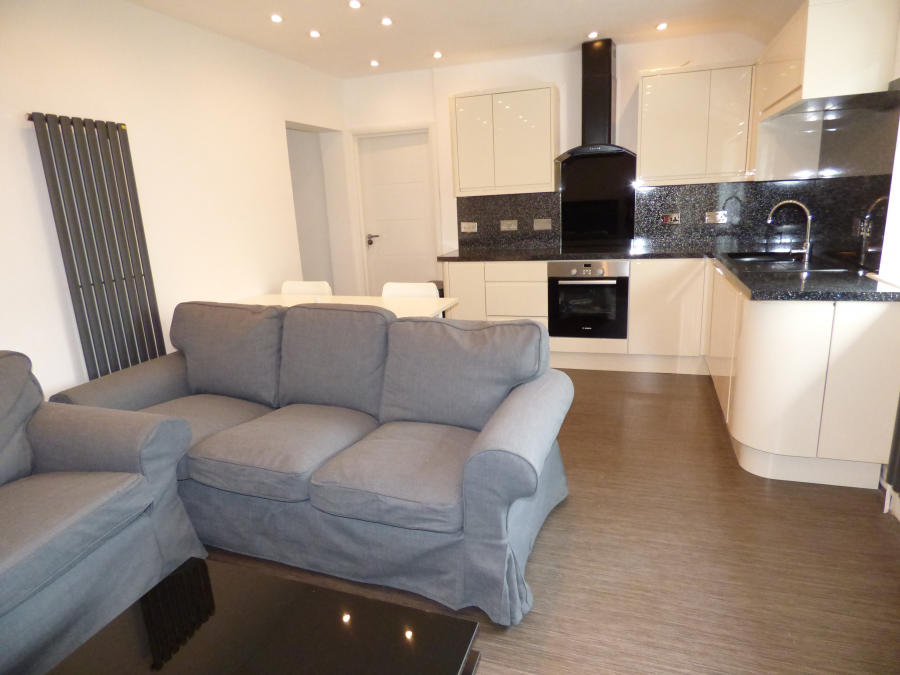 KITCHEN / LOUNGE