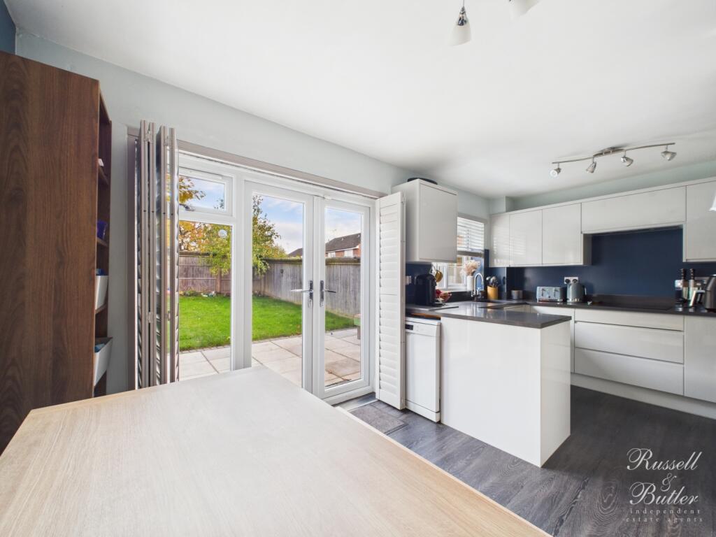 CAM01995G0-PR0379-STILL011