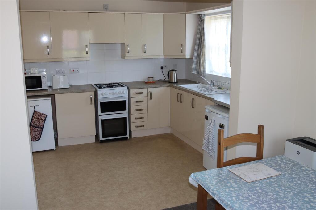 MODERN FITTED DINING KITCHEN