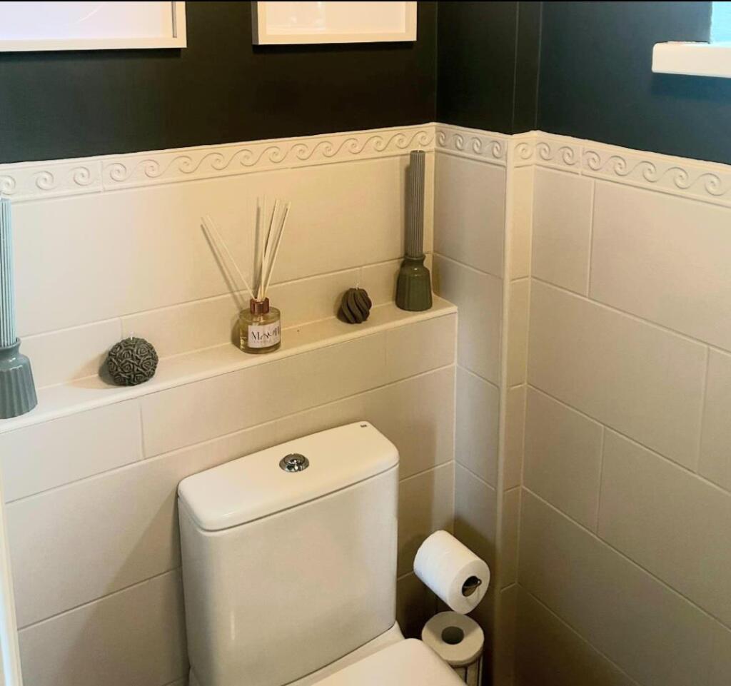 209 morthen road cloakroom 2.jpg