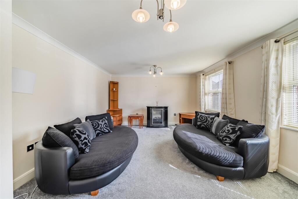 7 Rowe Close, Rugby (7).jpg