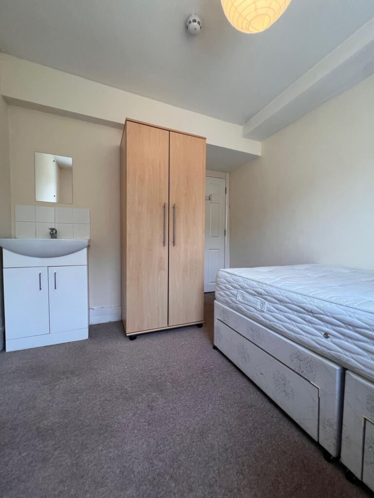 Bright and tidy single bedroom featuring a comf...