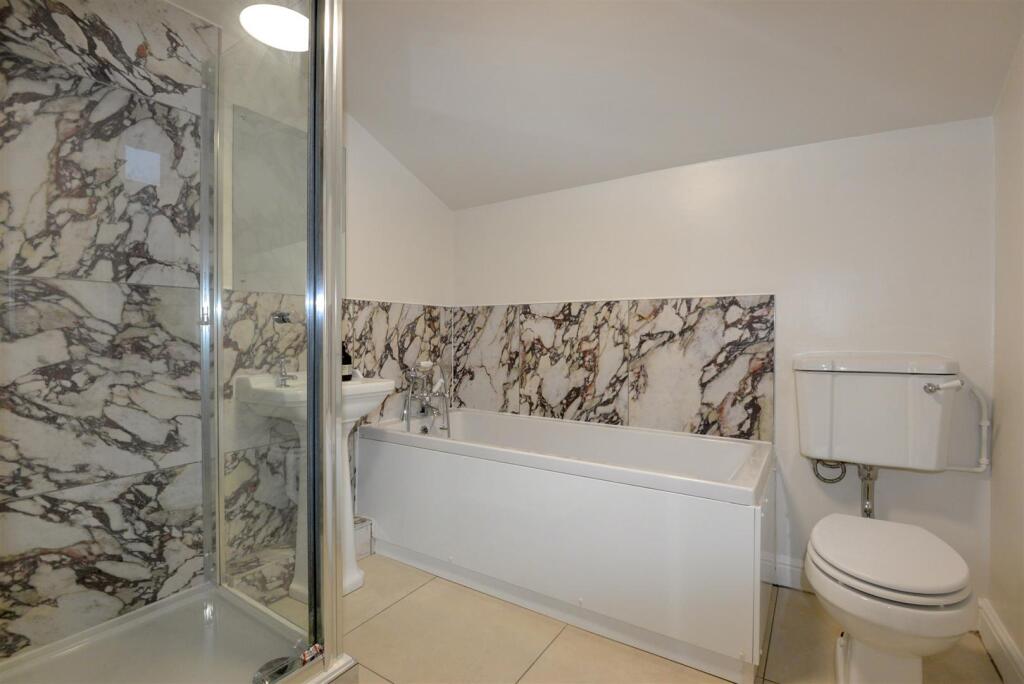 Bathroom 1.jpg