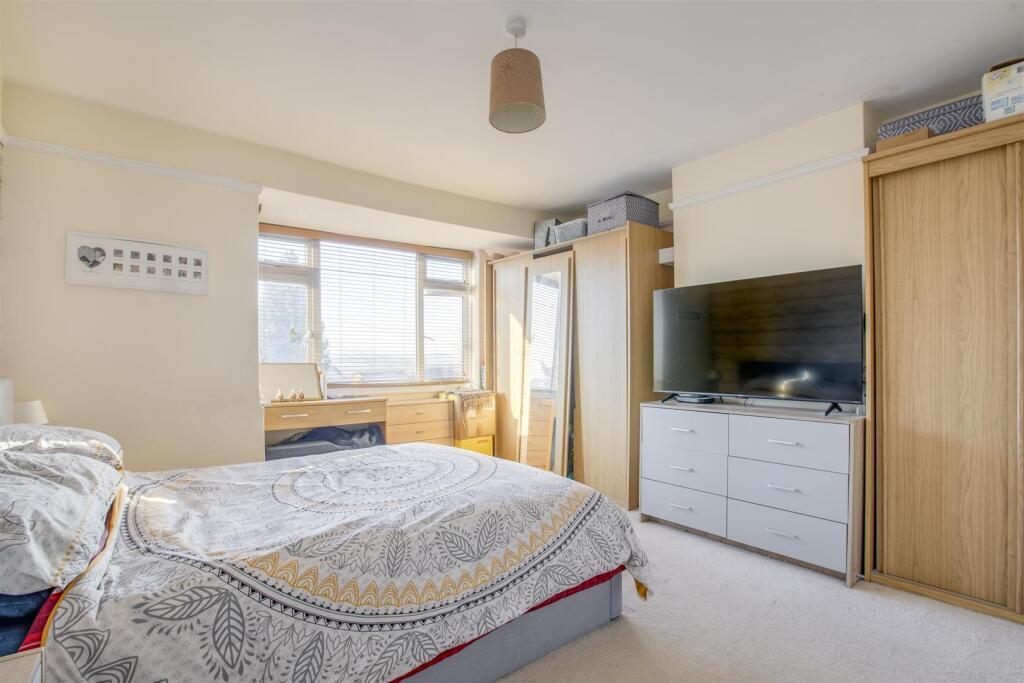 6 The Crescent, HP13 6JY-3.jpg