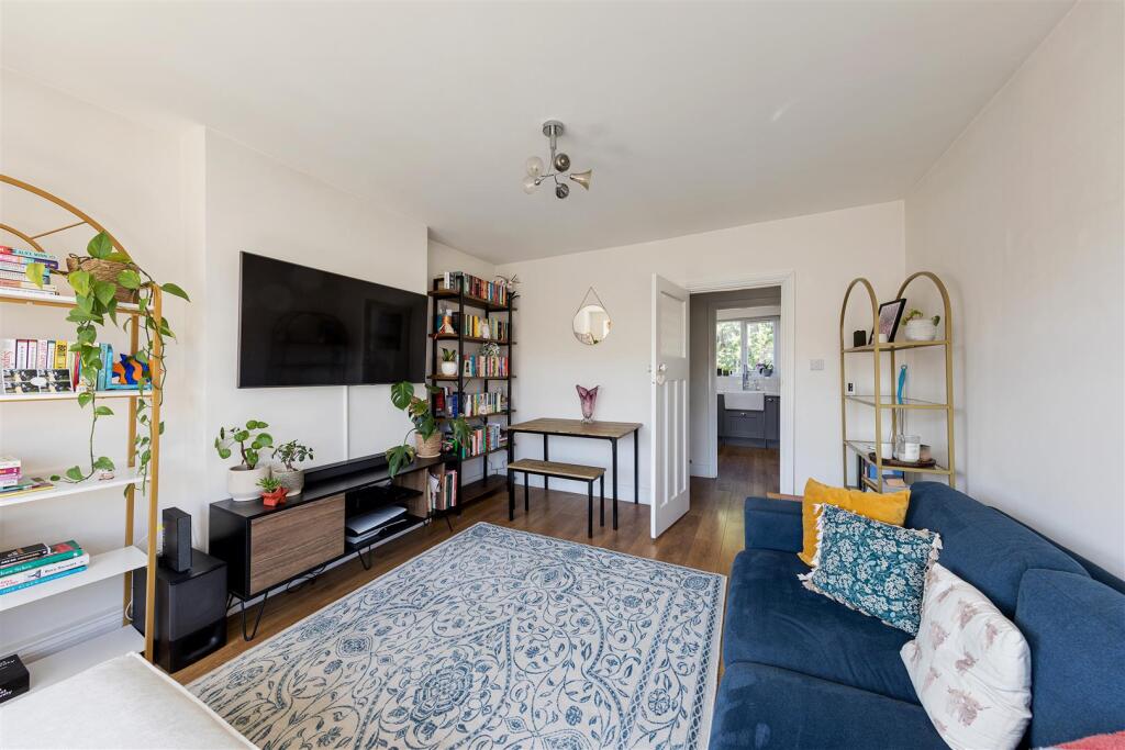 Onslow Gardens, E18