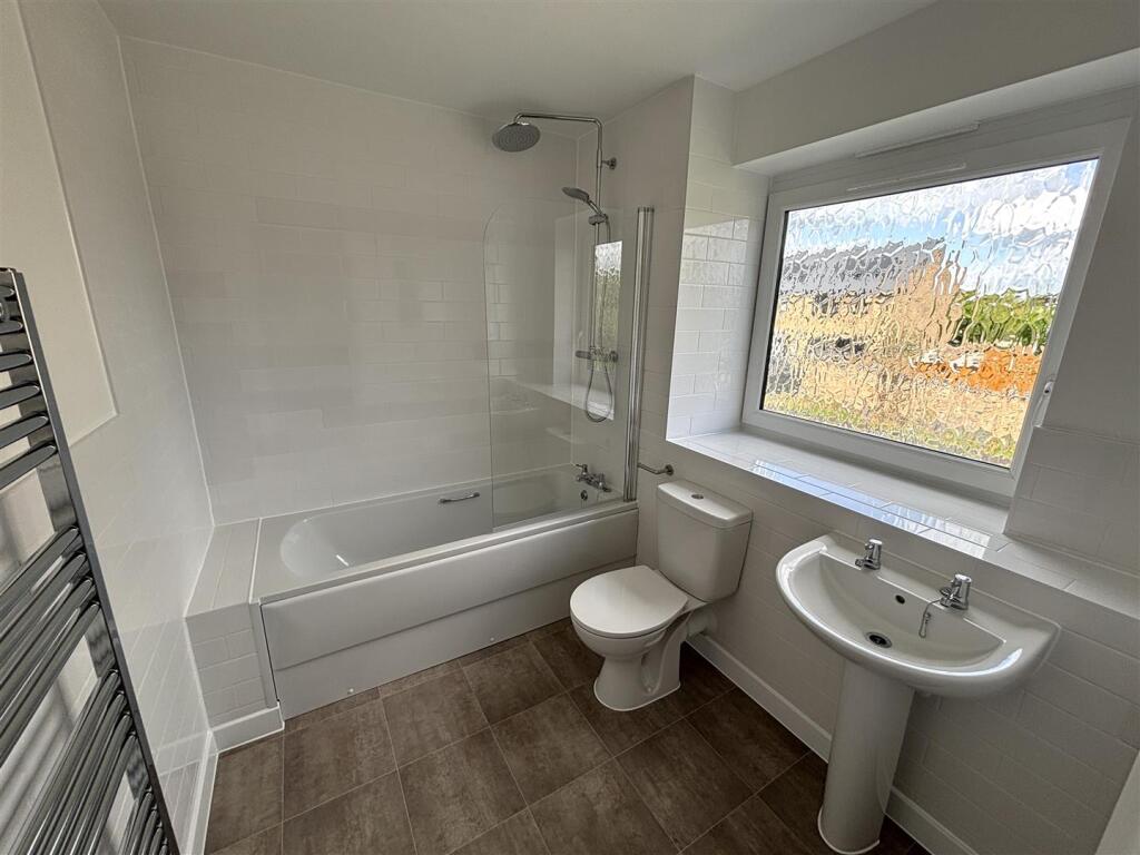 bathroom 1st floor.jpg