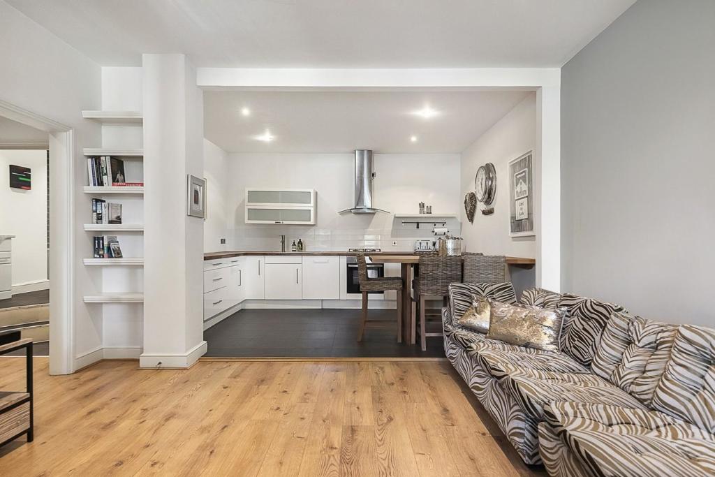 Kitchen (2).jpg