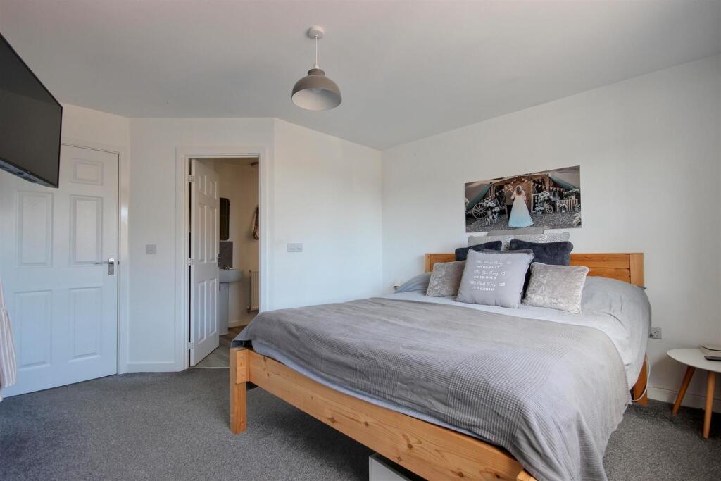 BEDROOM 1 (FRONT)