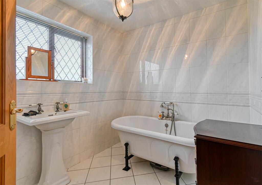 5 Castlecroft Gardens-10.jpg