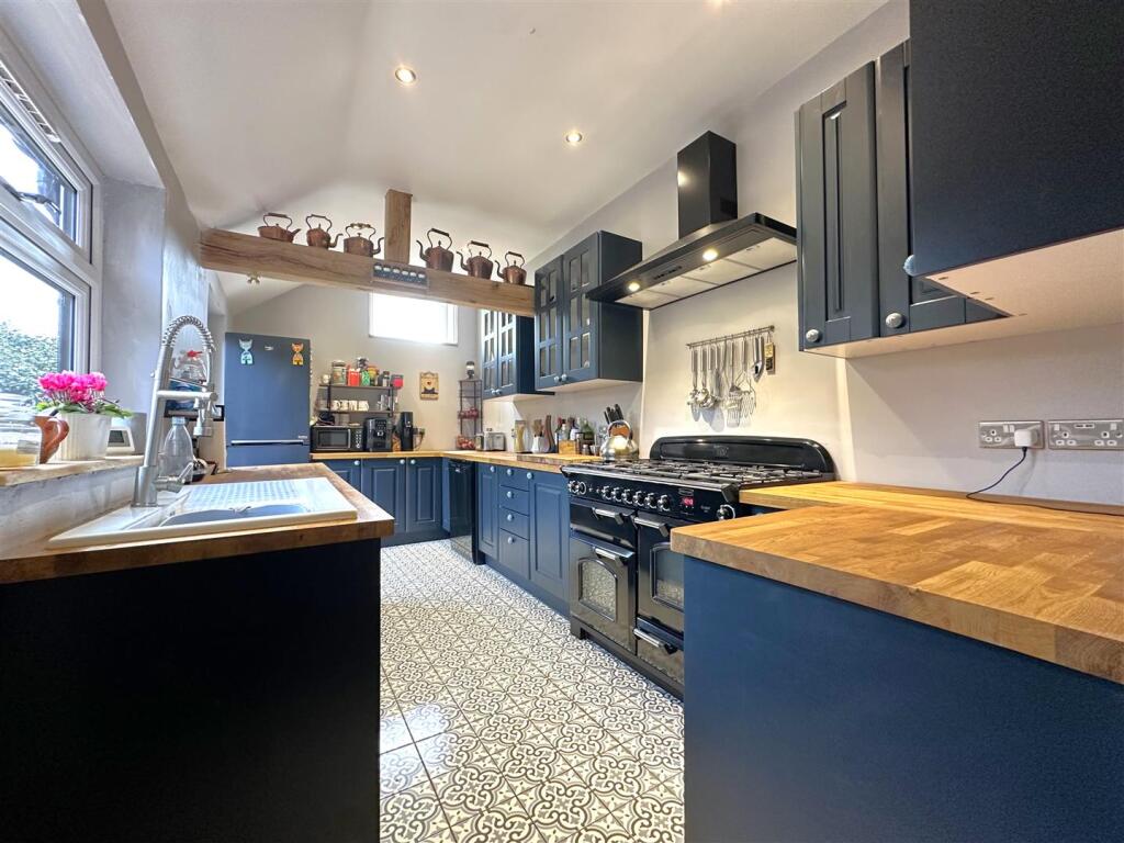 Stunning Modern Kitchen 212