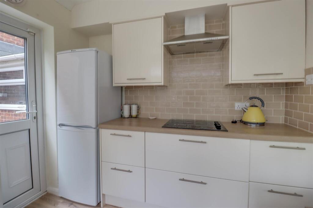 10 HIGHCLIFFE WAY INSIDE-13.jpg