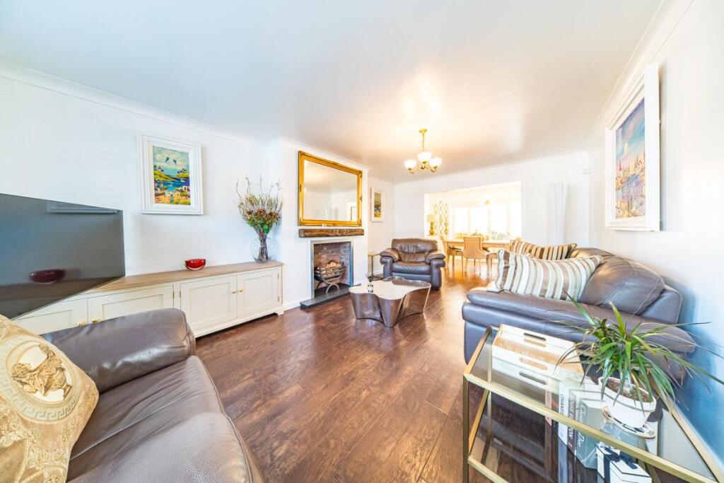 20 Hillschool Road lounge 3.jpg