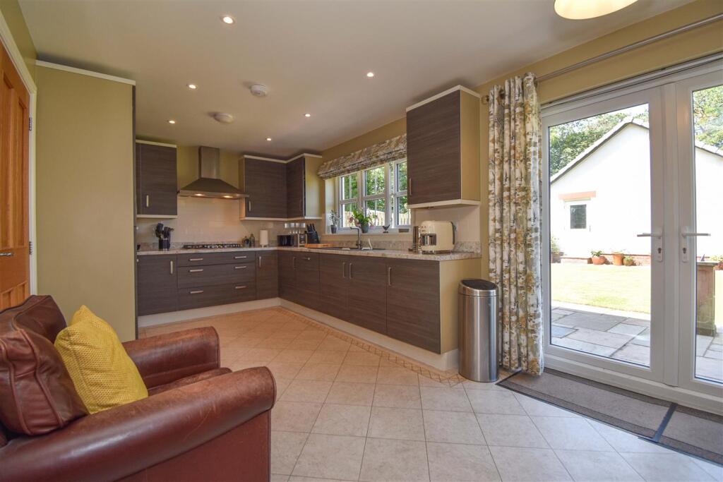 2 Goldington Drive Dining Kitchen b.jpg