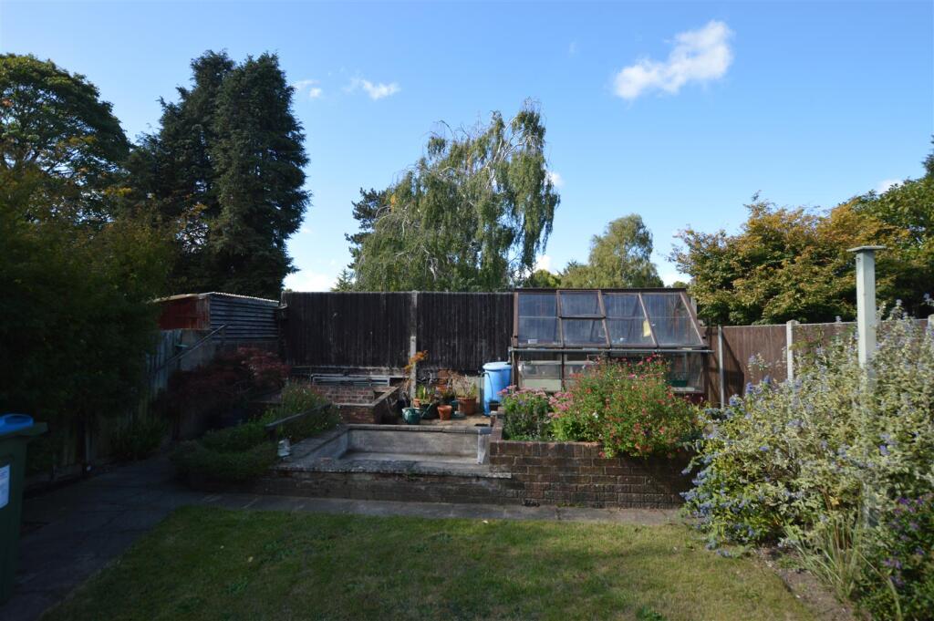 98 Ryecroft Avenue gdn.JPG