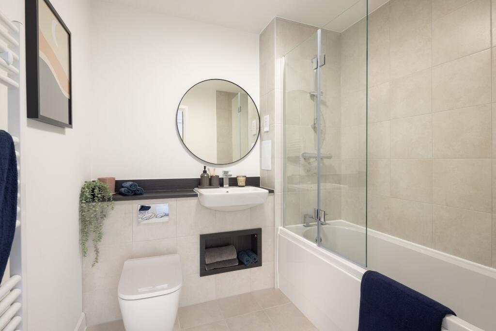 SHOW APARTMENT BATHROOM