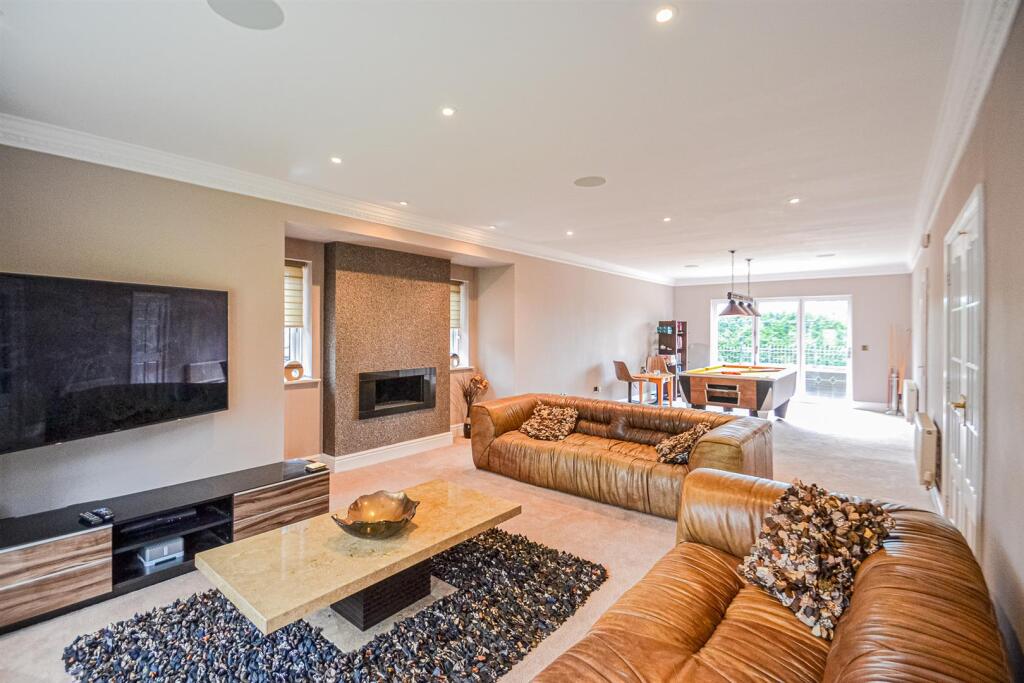 Lounge &amp; Dining Room