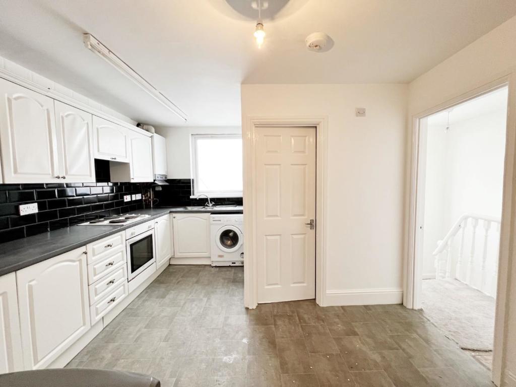 Kitchen pic 1.jpg