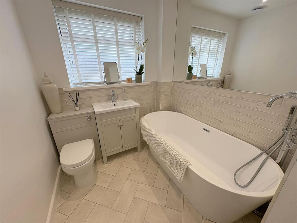 BATHROOM/WC/SHOWER