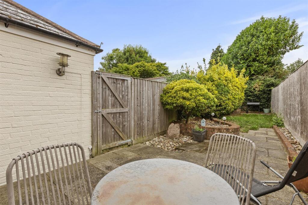 107 Amersham Road, HP13 5AD-9.jpg