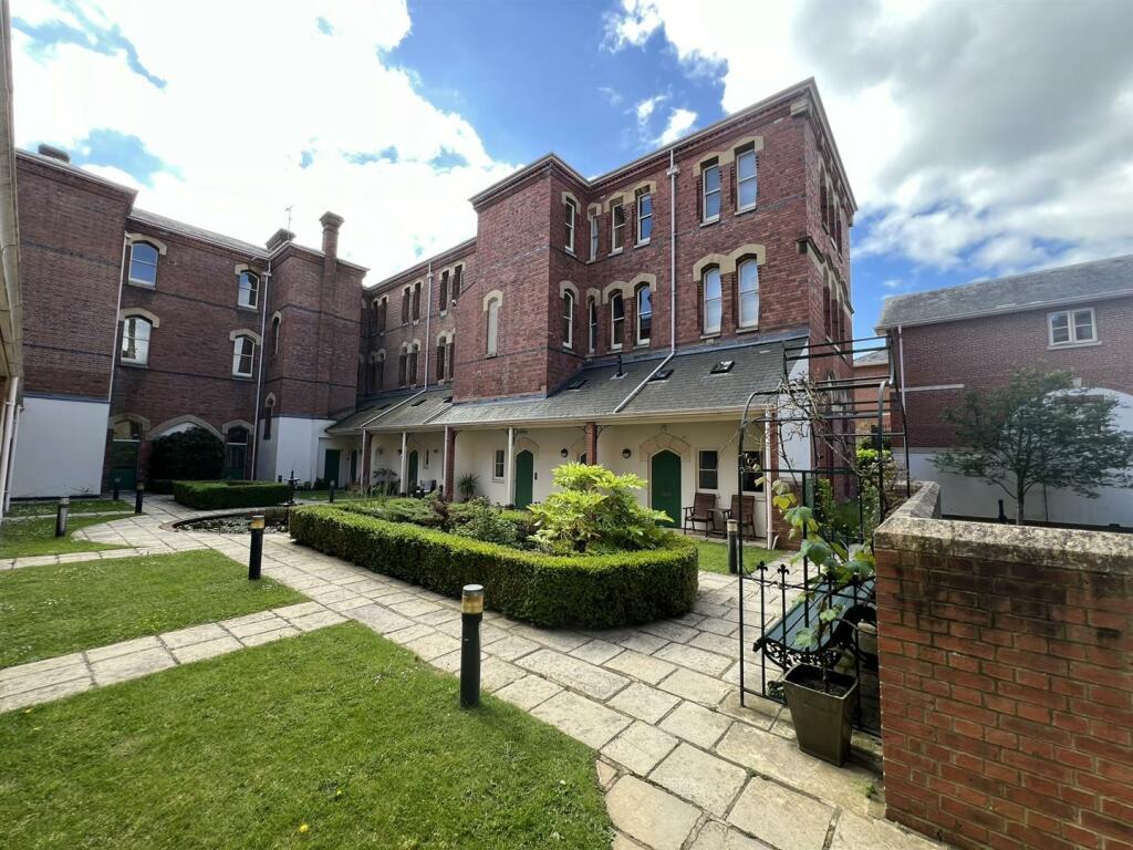 Shaftesbury Hall | Communal grounds