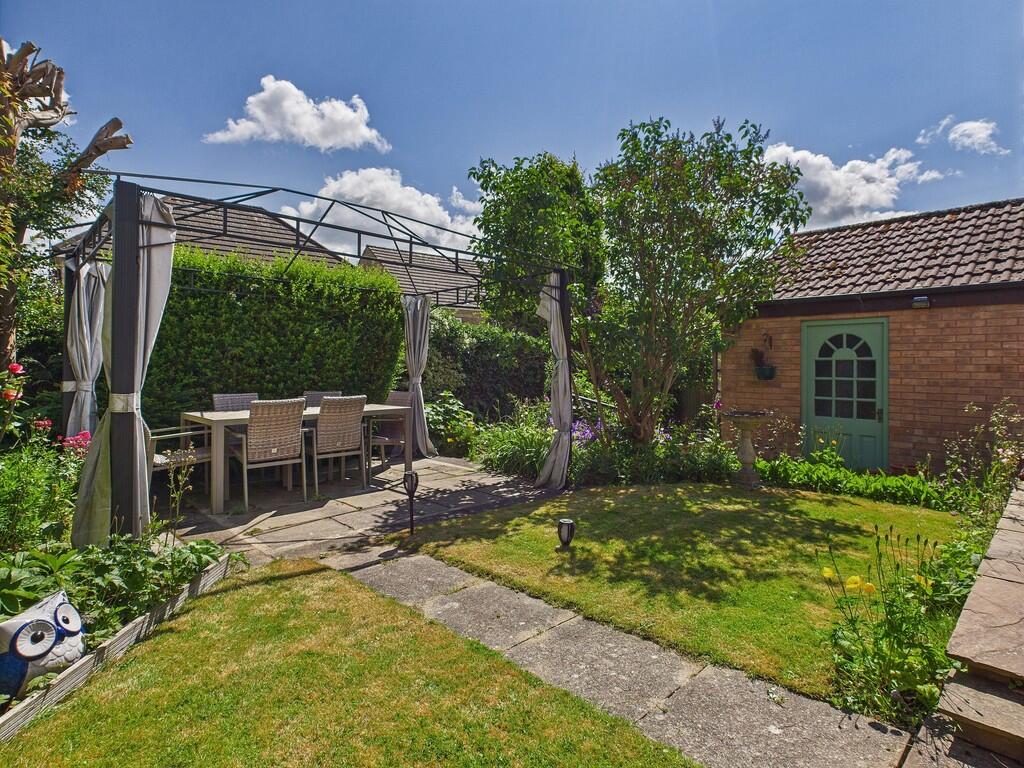 CAM04273G0-PR0136...