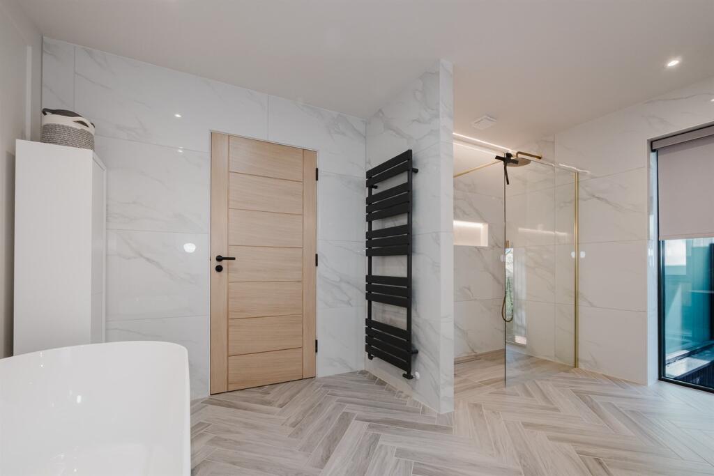 En-Suite Bathroom