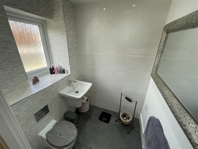 Cloakroom/wc