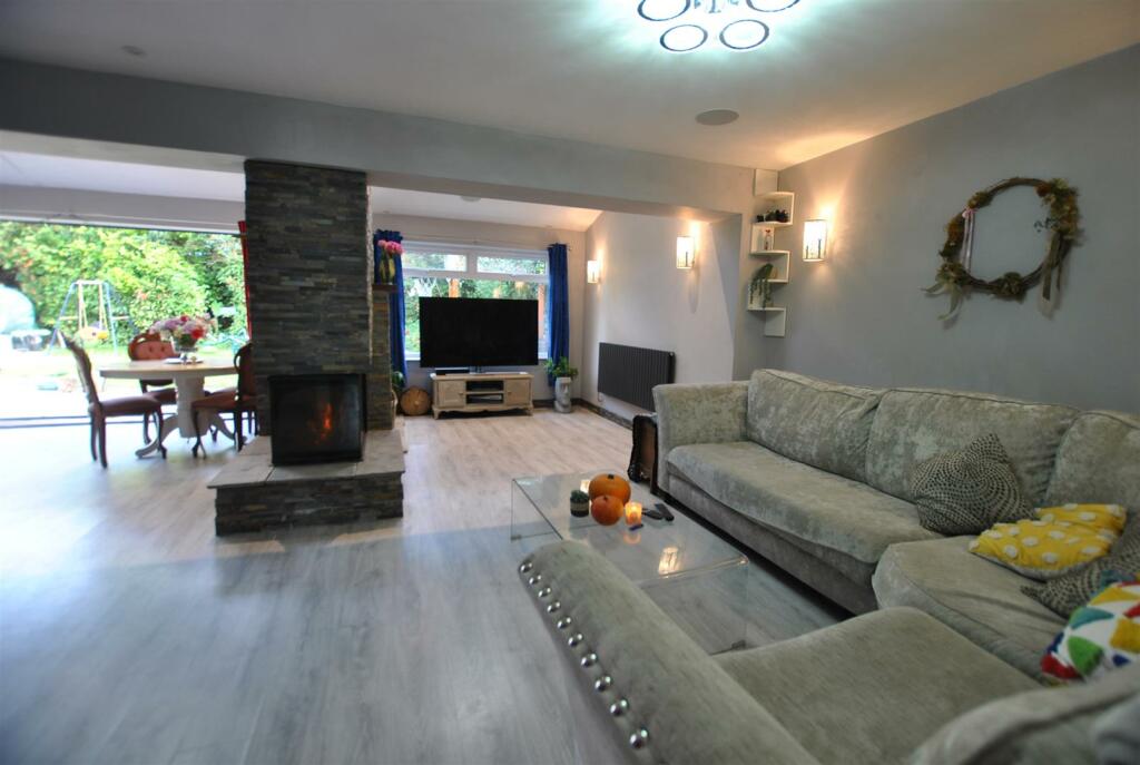 OPEN PLAN LIVING SPACE