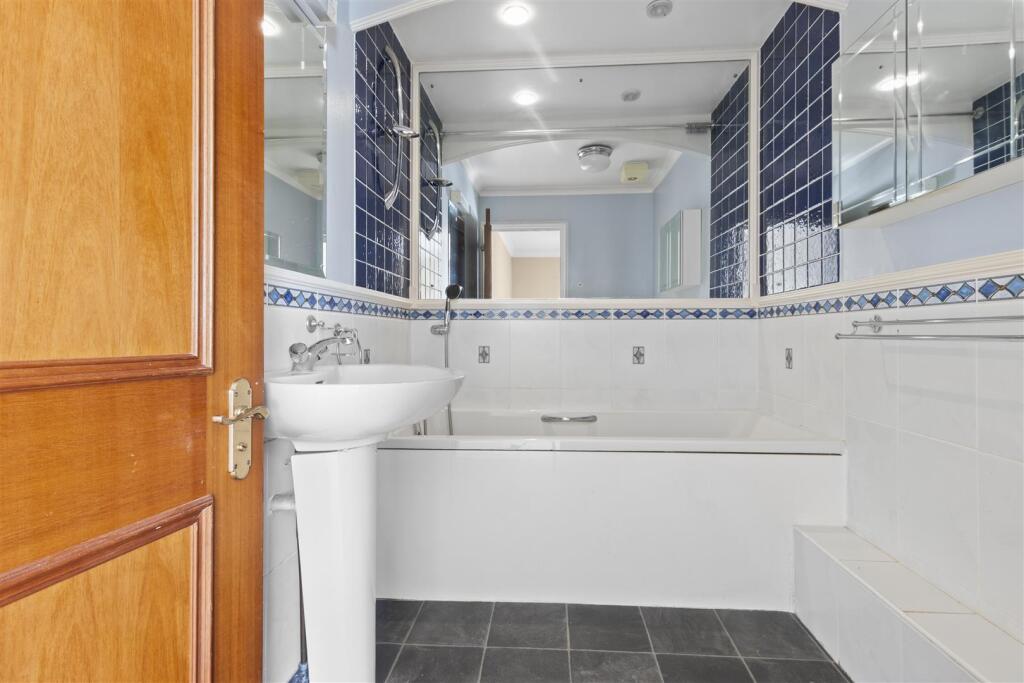ensuite #2.jpg