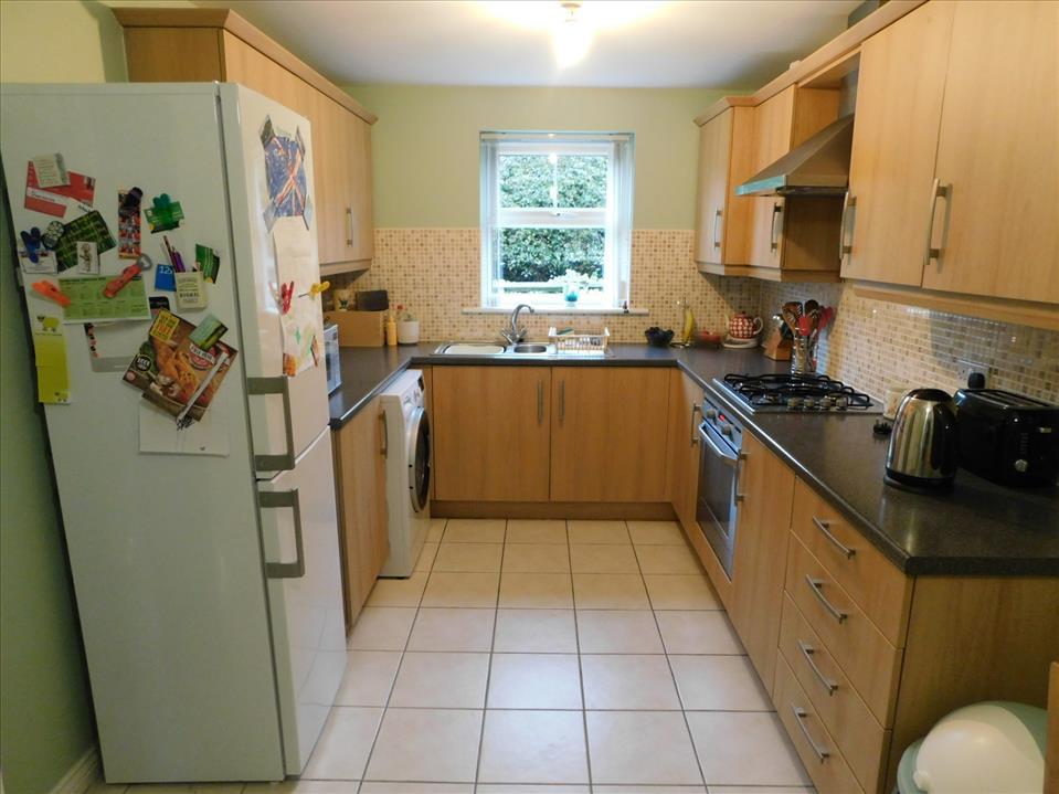 BREAKFASTING KITCHEN