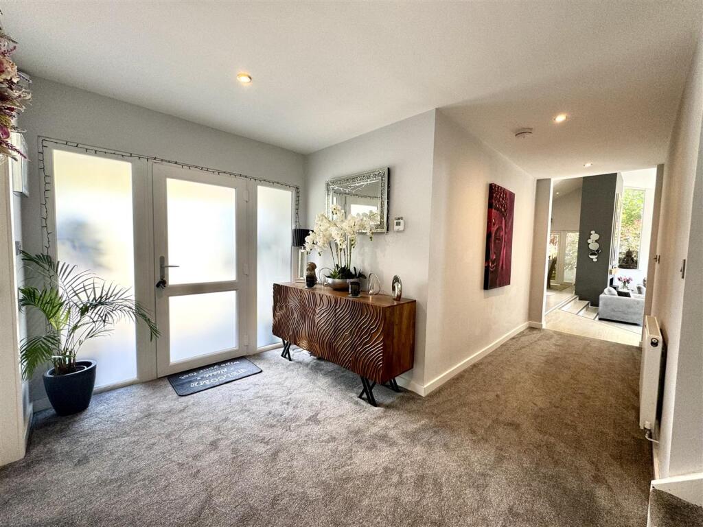 SPLIT LEVEL RECEPTION HALL