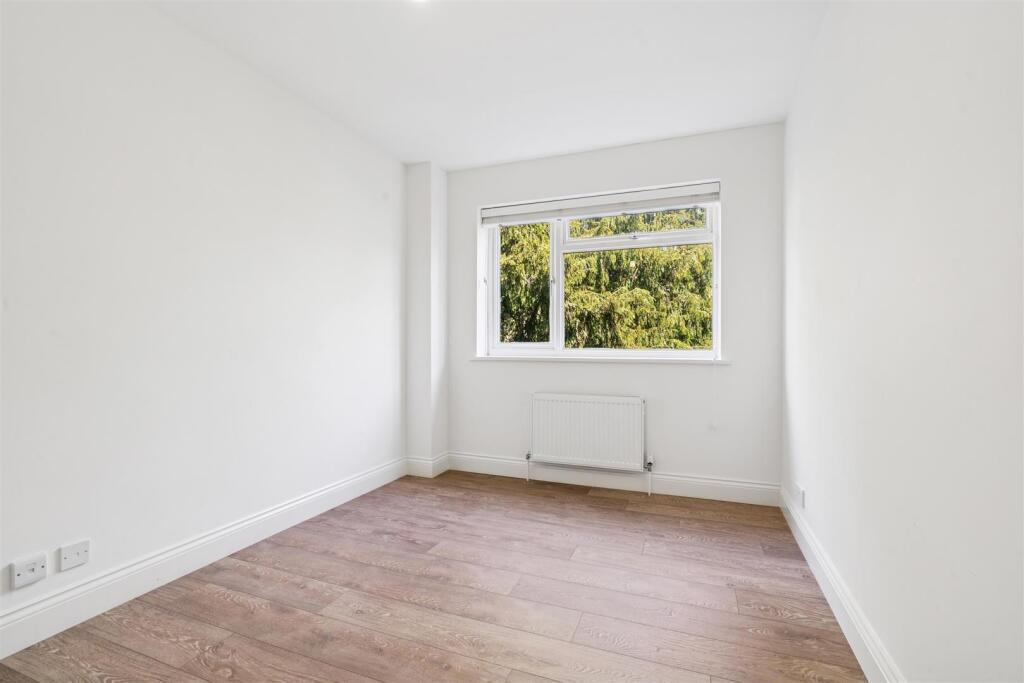 45 Oak Hill bedroom 2.jpg