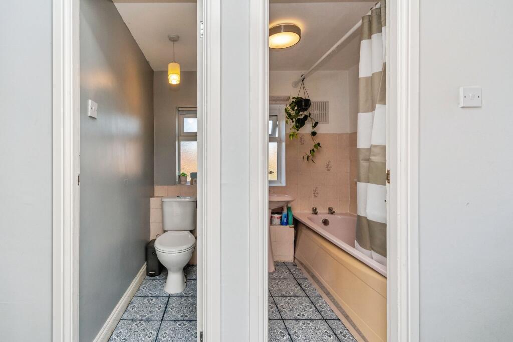 Toilet &amp; Bathroom