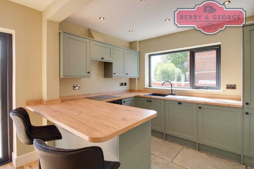 KITCHEN / BREAKFAST