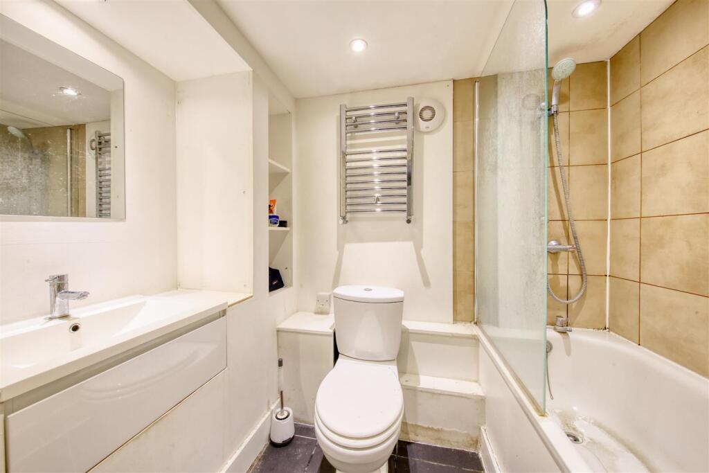Bathroom 1.jpg
