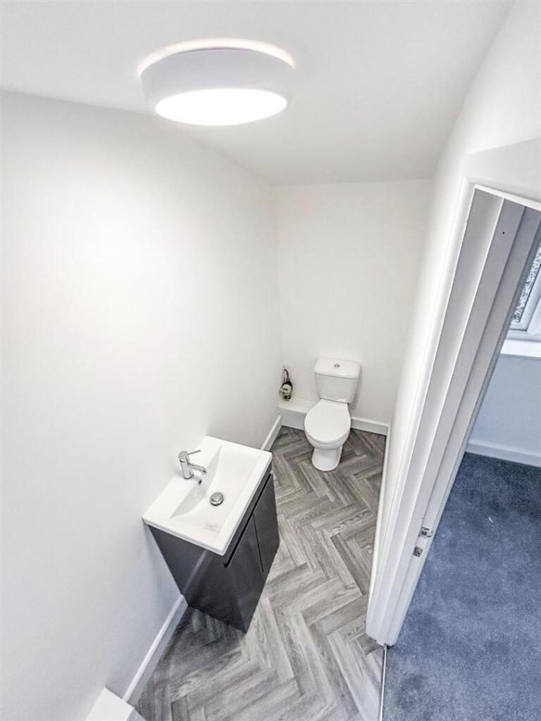 Cloakroom/ En suite