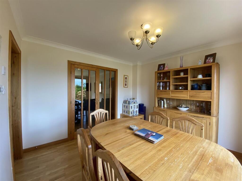 DINING ROOM 2.JPG
