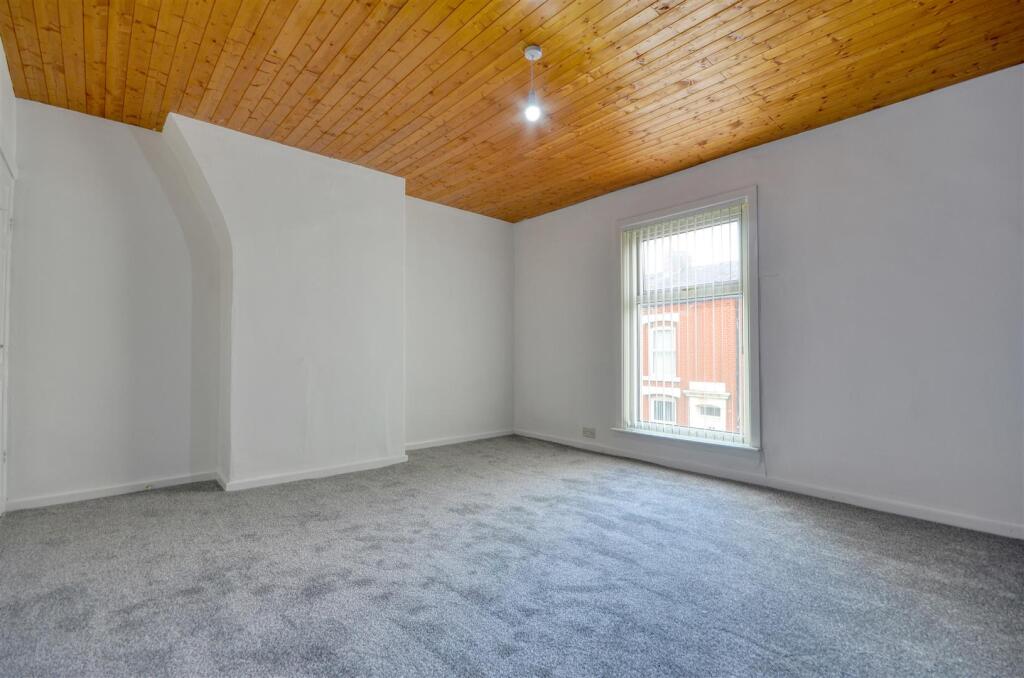 Master Bedroom (2).jpg