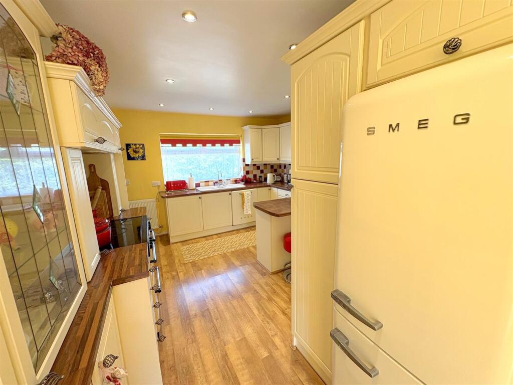 Kitchen f.jpg