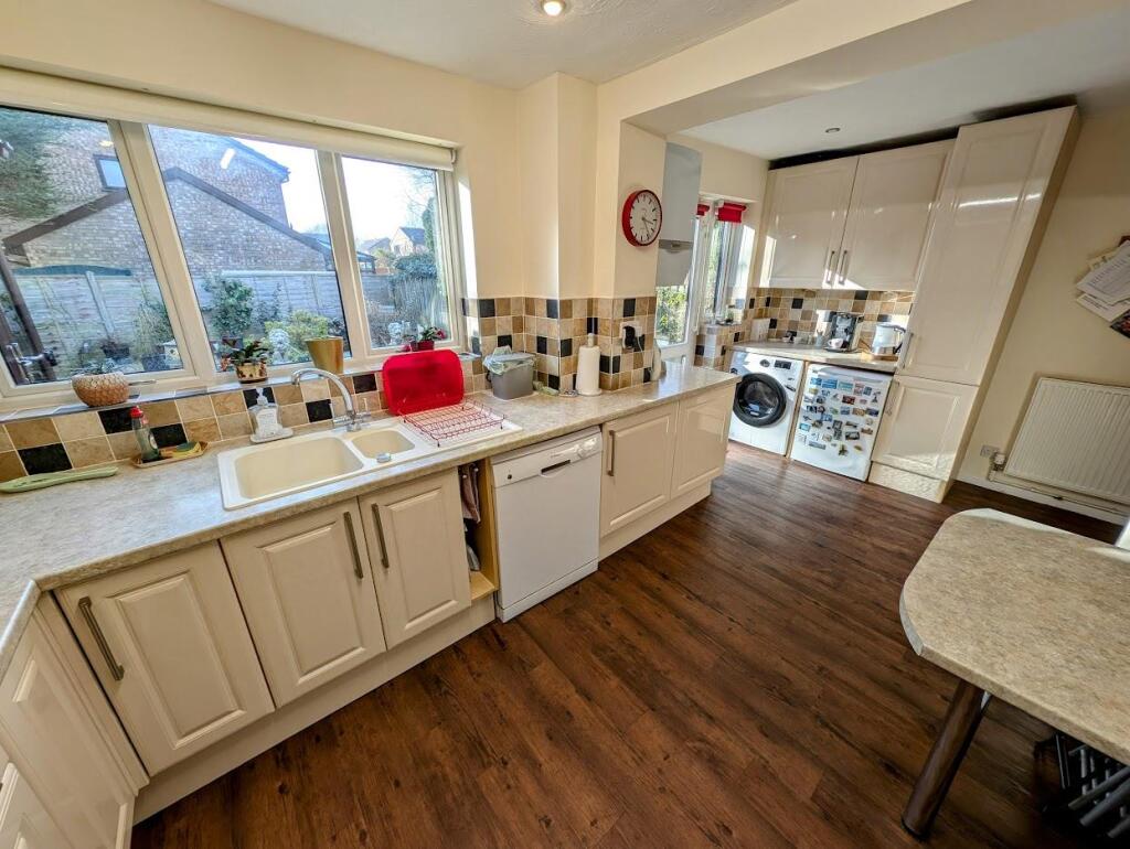 20 Hampden Close kitchen 1.jpg